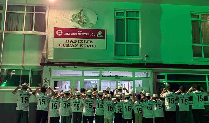 Milli yıldız Arda Güler'den memleketine anlamlı jest: İmzalı formasını hafızlık öğrencilerine hediye etti