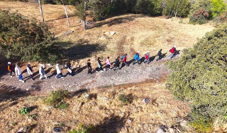 Muş'ta doğaseverler Dünya Yürüyüş Günü'nde 10 kilometre yürüdü