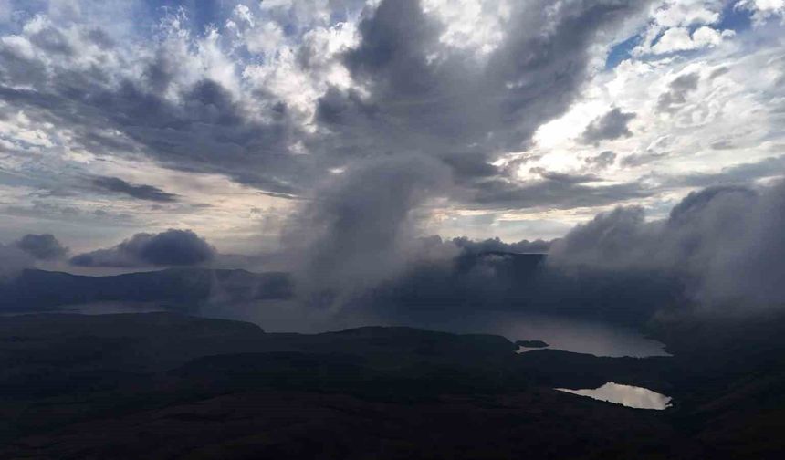 Nemrut Kalderası Milli Parkında bulutların dansı