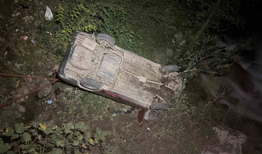 Osmaniye'de otomobil 5 metre yükseklikten dereye düştü: 1 yaralı