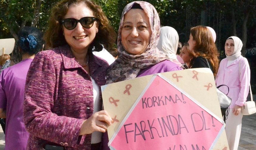 Pembe kurdeleli farkındalık yürüyüşü