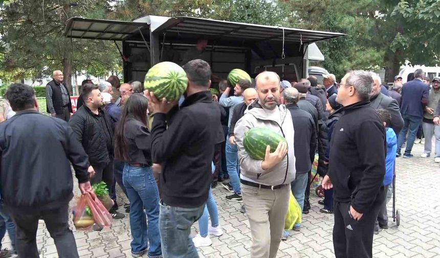 Sezonun son karpuzlarını ücretsiz dağıttı, 5 dakikada tükendi