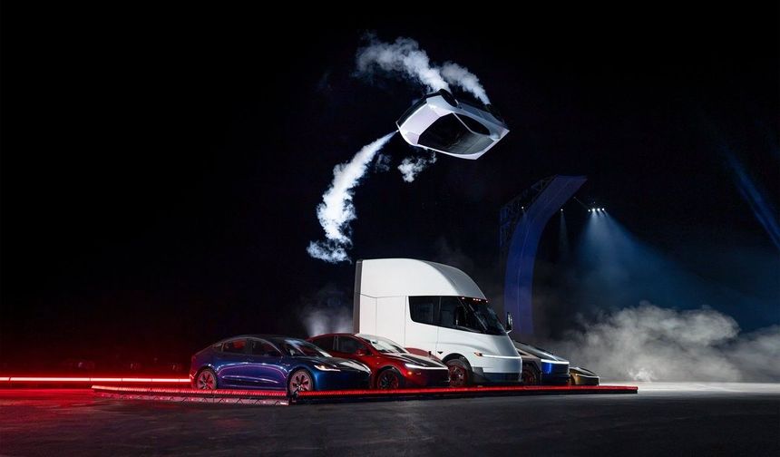 Tesla yeni nesil otomobili Roadster'ı tanıttı: Rampada tırmandıktan sonra havada süzülerek zemine indi