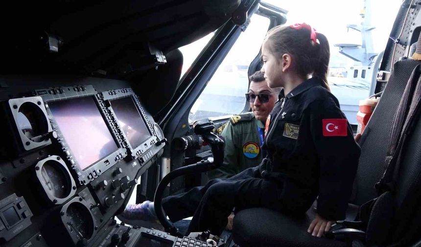Uçakları camdan izliyordu, TEKNOFEST'te kokpite oturdu: 6 yaşındaki Meryem'in F-16 hayali