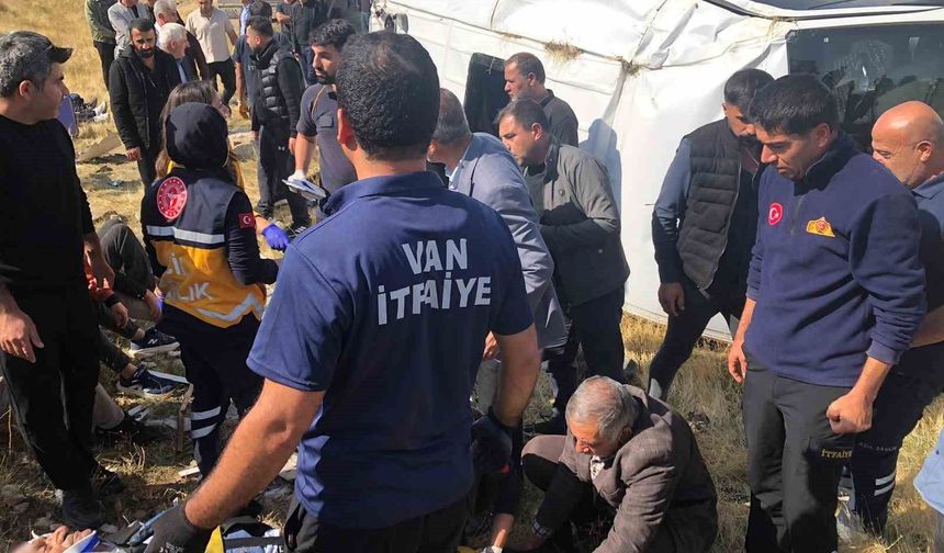 Van'da tır yolcu minibüsü ile çarpıştı: 11 yaralı