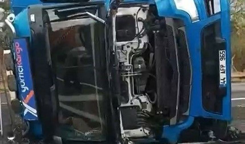 Virajı alamayan kargo tırı devrildi: 1 yaralı