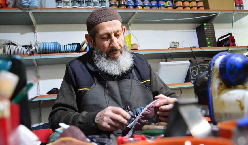 Yarım asırdır ayakkabı tamirciliği yapan 73 yaşındaki usta, mesleğini aşkla sürdürüyor
