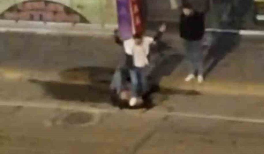 Yerdeki kişinin yüzüne ayağıyla bastı: Şiddet anları kamerada