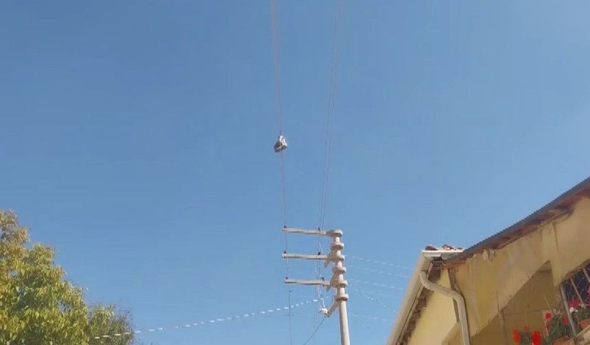 Yıllardır elektrik telinde duran bir çift botun sırrı çözülemiyor