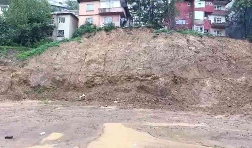Zonguldak'ta yağışın ardından istinat duvarı çöktü