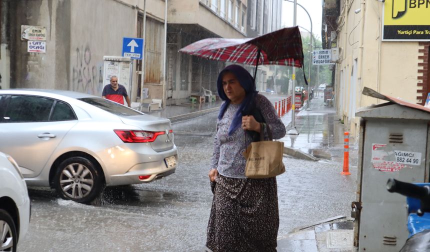 Mersin’de sağanak yağış: Vatandaşlar koşuşturdu, sokaklar göle döndü