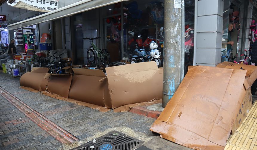 Mersin’de etkili olan yağış esnafı harekete geçirdi: Eşyalar naylon ve kartonlarla koruma altına alındı
