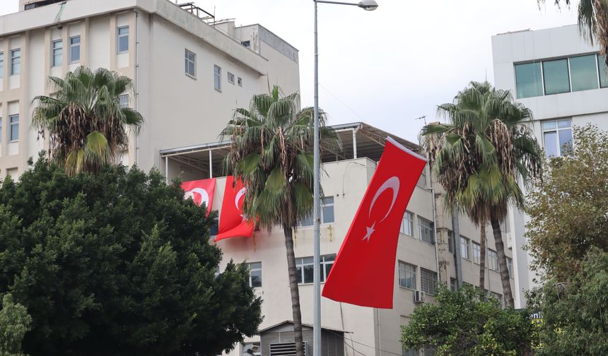 Mersin’de Cumhuriyet Bayramı coşkusu başladı: Sokaklar ve caddeler Türk bayraklarıyla donatıldı