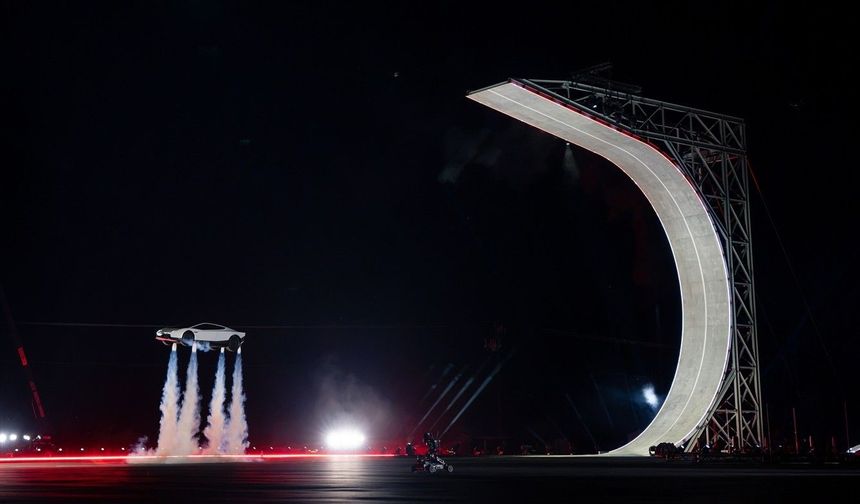 Uçan araba, uçaktan eskiydi ama gerçeğe dönüşünü Tesla başlatıyor