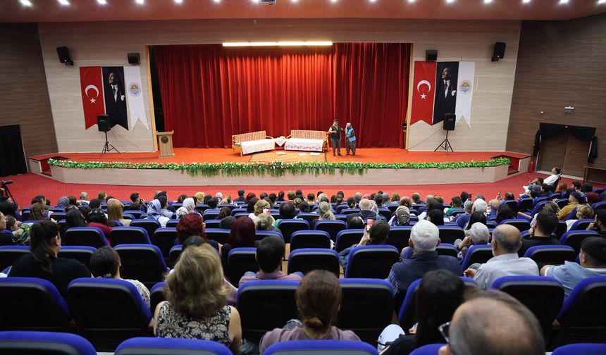Toroslar’da “Anne Elimi Bırakma” ile bağımlılığın bir ailede açtığı yaraları sahneye taşındı