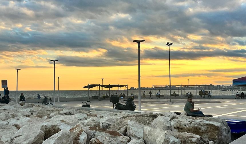 Yağmur sonrası güneşi gören Mersinliler sahillere akın etti