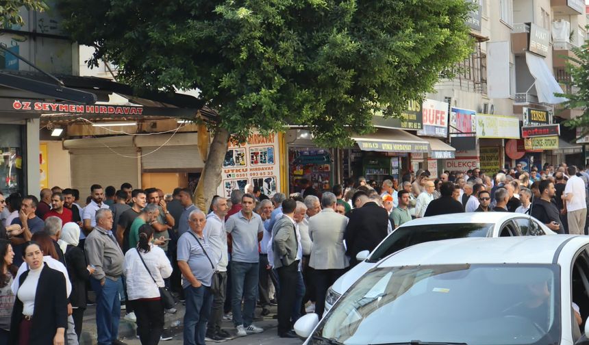Mersin'de gözaltına alınan üç belediye başkanı hakim karşısına çıkacak: Adliye dışında yoğun kalabalık oluştu