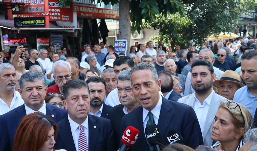 YENİ Partililer, gözaltına alınan 3 belediye başkanına destek için Mersin Adliyesi’nde