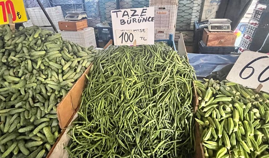 Sezonun en taze sebzesi börülce tezgahlarda