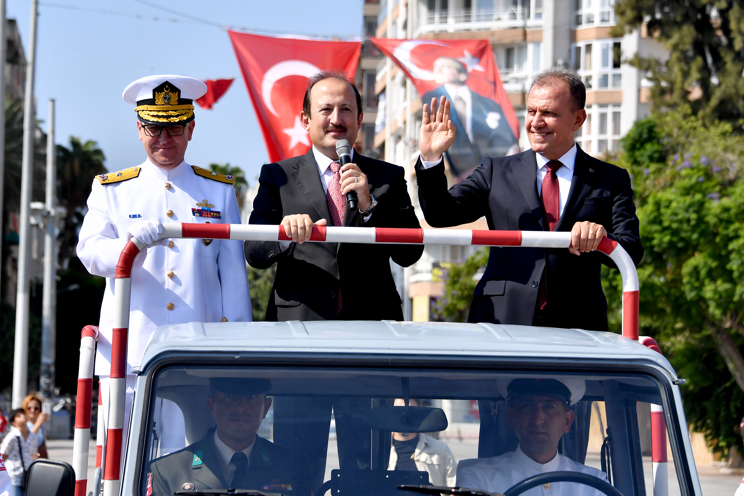 Başkan Seçer, Mersi̇nli̇leri̇n Zafer Bayrami Coşkusuna Ortak Oldu (4)