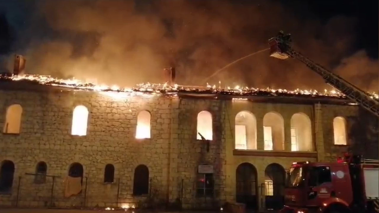 Mersinde Tadilattaki Tarihi Okul Binasi Alev Alev Yandi H1544144 51