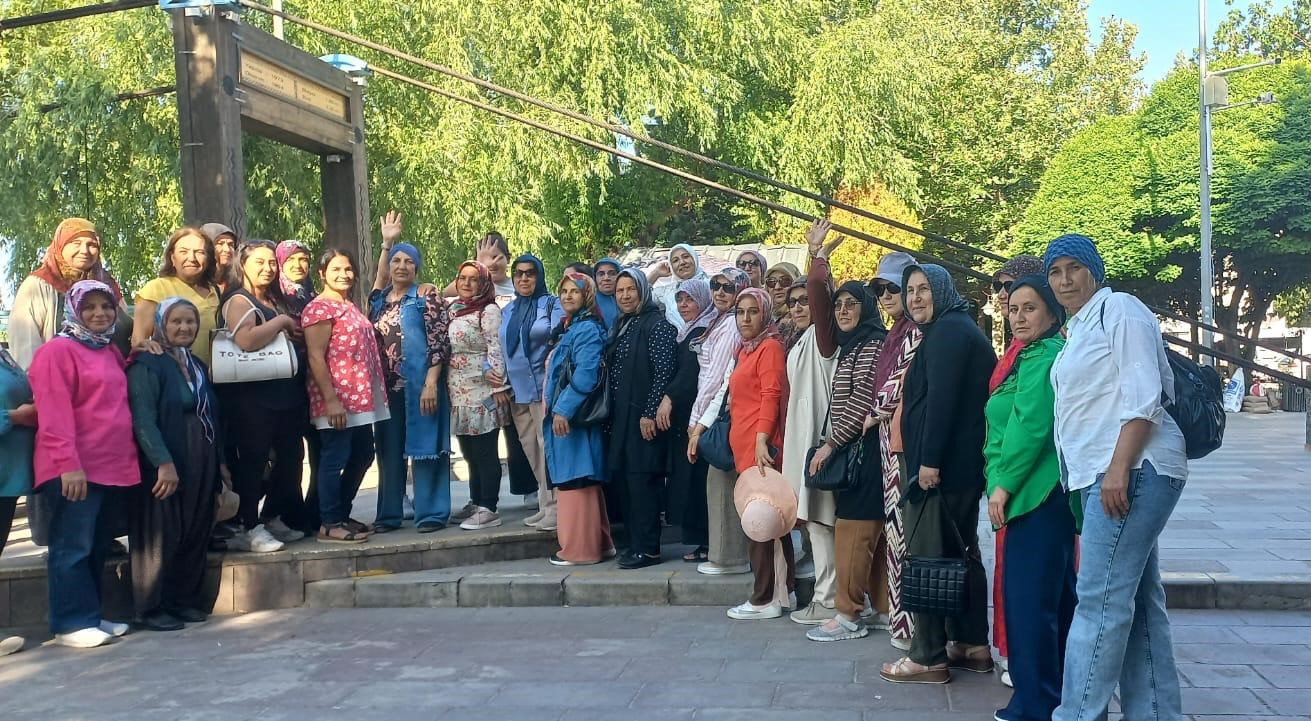 Mezi̇tli̇ Beledi̇yesi̇’nden Tece Mahallesi̇’ndeki̇ Kadinlara Kapadokya Gezi̇si̇ (10)