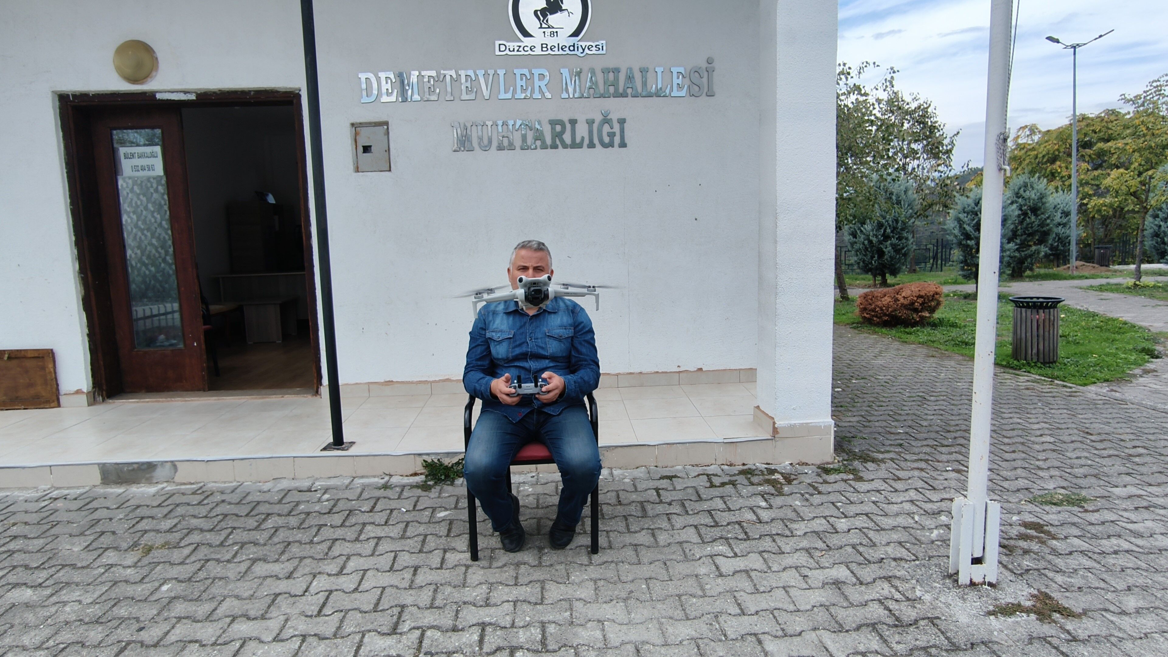 Dronlu Muhtar, mahallesini her sabah havadan kontrol edip eksikleri belirliyor