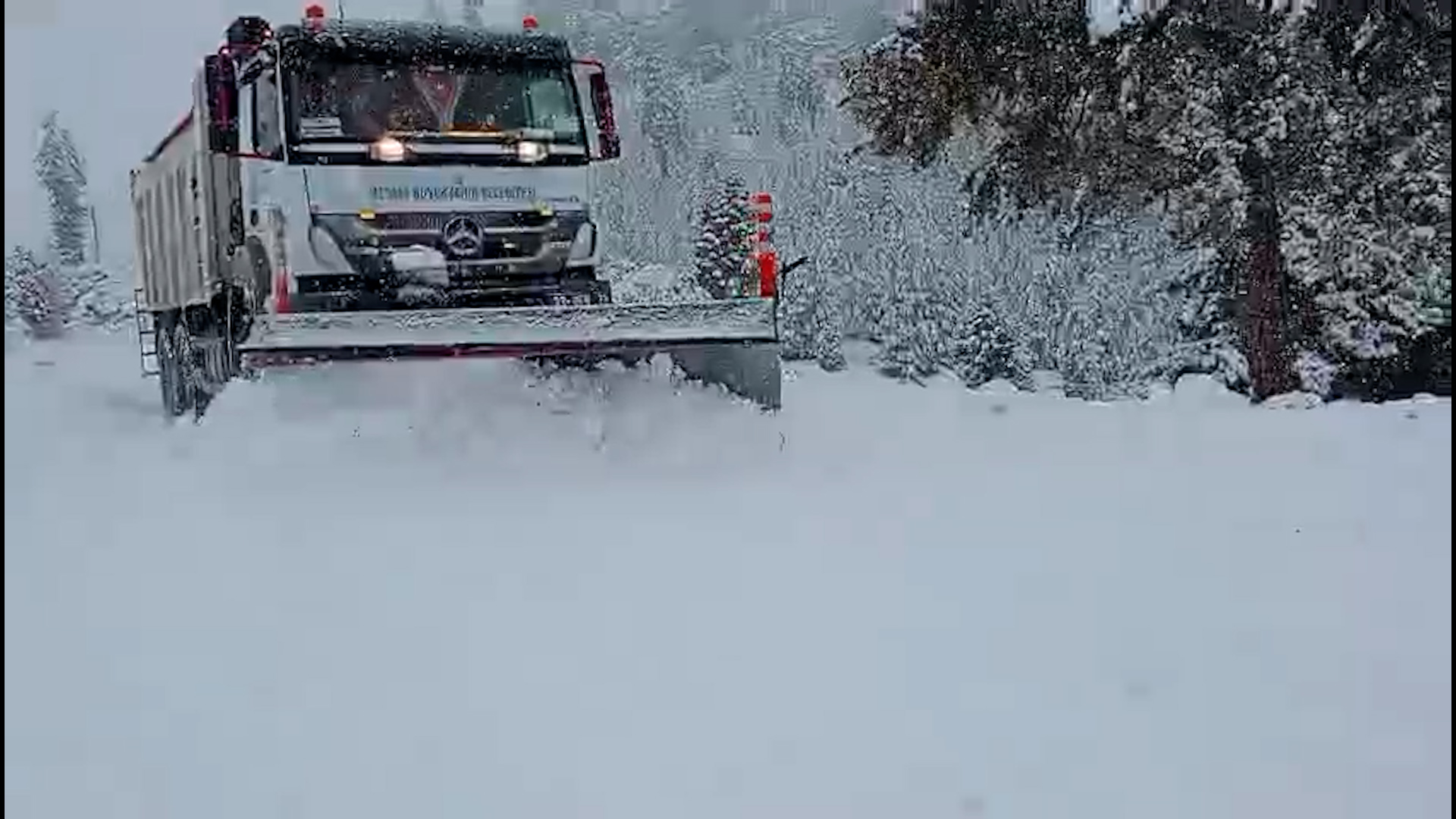 Büyükşehi̇r Eki̇pleri̇ Gece Gündüz Karla Mücadele Edi̇yor (2)