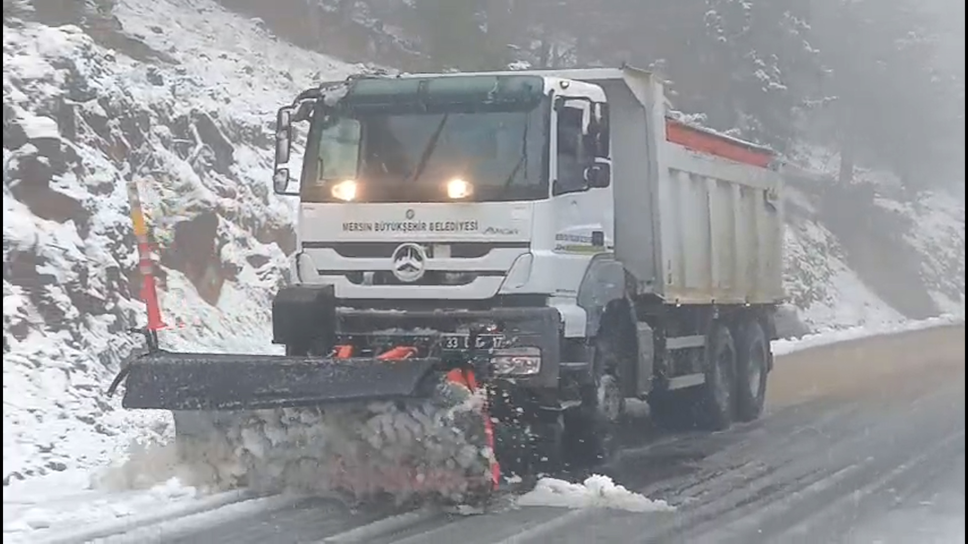 Büyükşehi̇r Eki̇pleri̇ Gece Gündüz Karla Mücadele Edi̇yor (4)