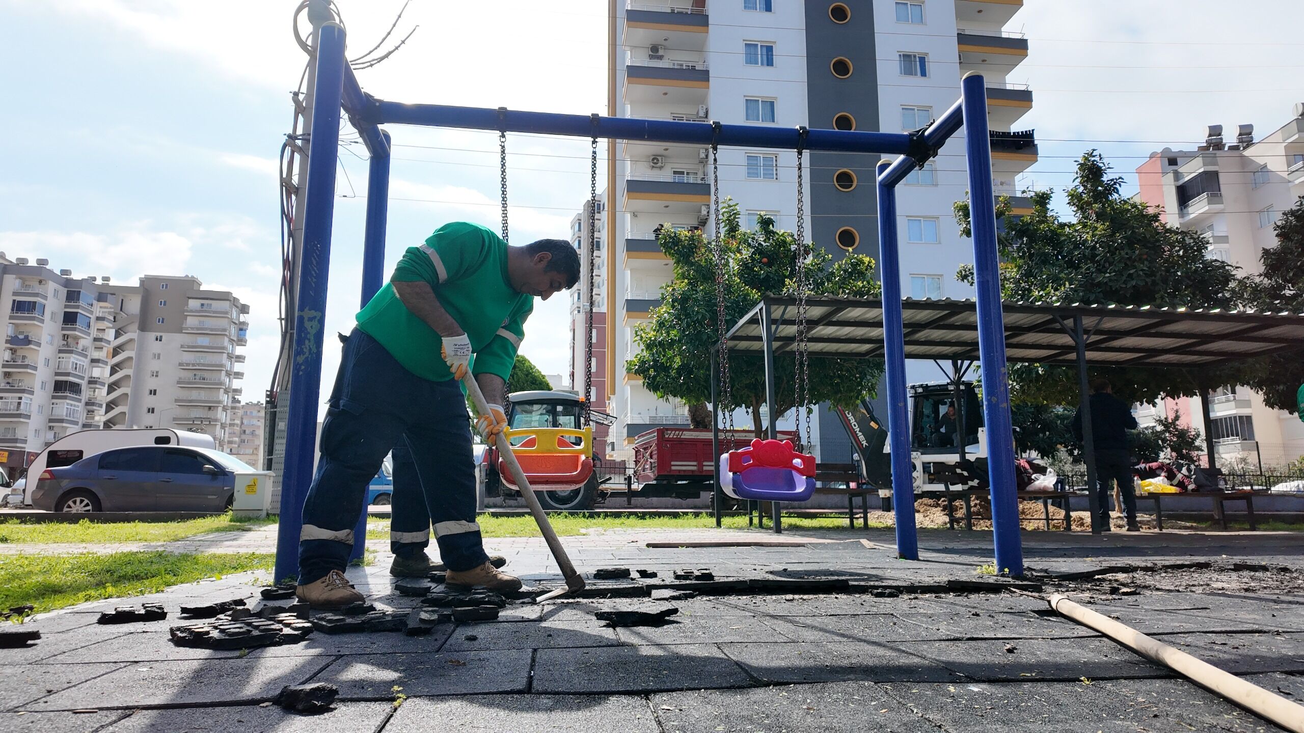 Mezi̇tli̇ Beledi̇yesi̇’nden Parklarda Büyük Yeni̇leme Ataği (2)