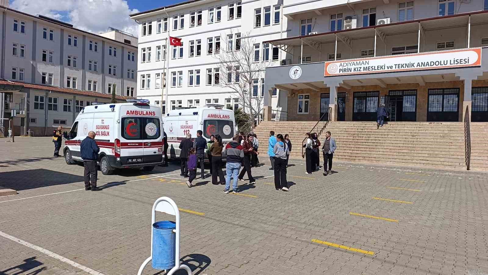 Adıyaman'da 3 öğrenci gıda zehirlenmesi şüphesiyle hastanelik oldu