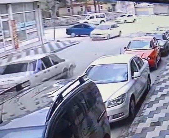 Elazığ'da otomobillerin çarpışma anı kameraya yansıdı