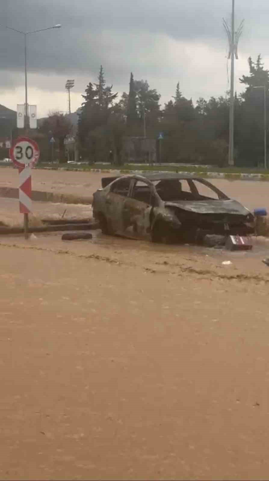 Sağanak yağış Mardin'de hayatı olumsuz etkiledi