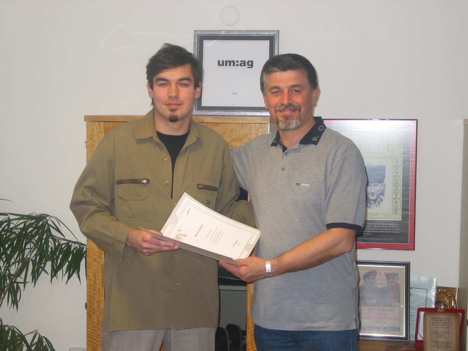 Kıvanç El Rahmi Yıldırımdan Belge Alırken