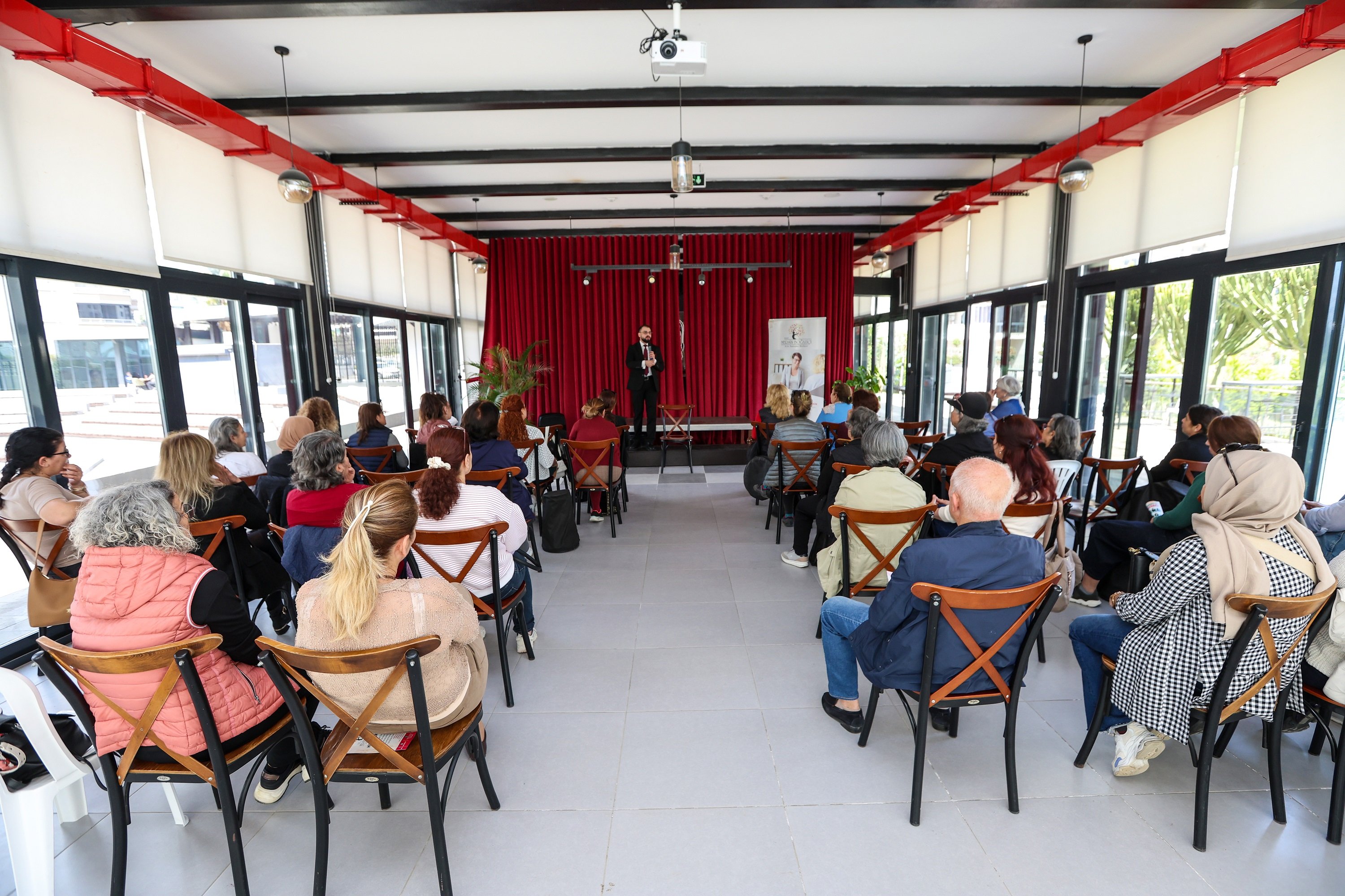 Mezi̇tli̇ Beledi̇yesi̇’nden Vatandaşlara Sosyal Yaşama Destek (5)