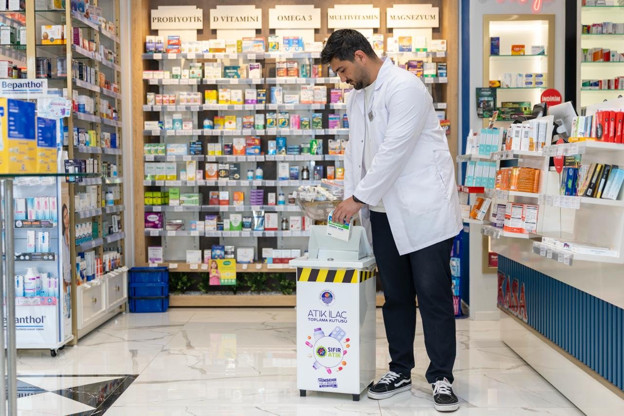 Yenişehir’de ilaçlar çöpe değil, kutulara