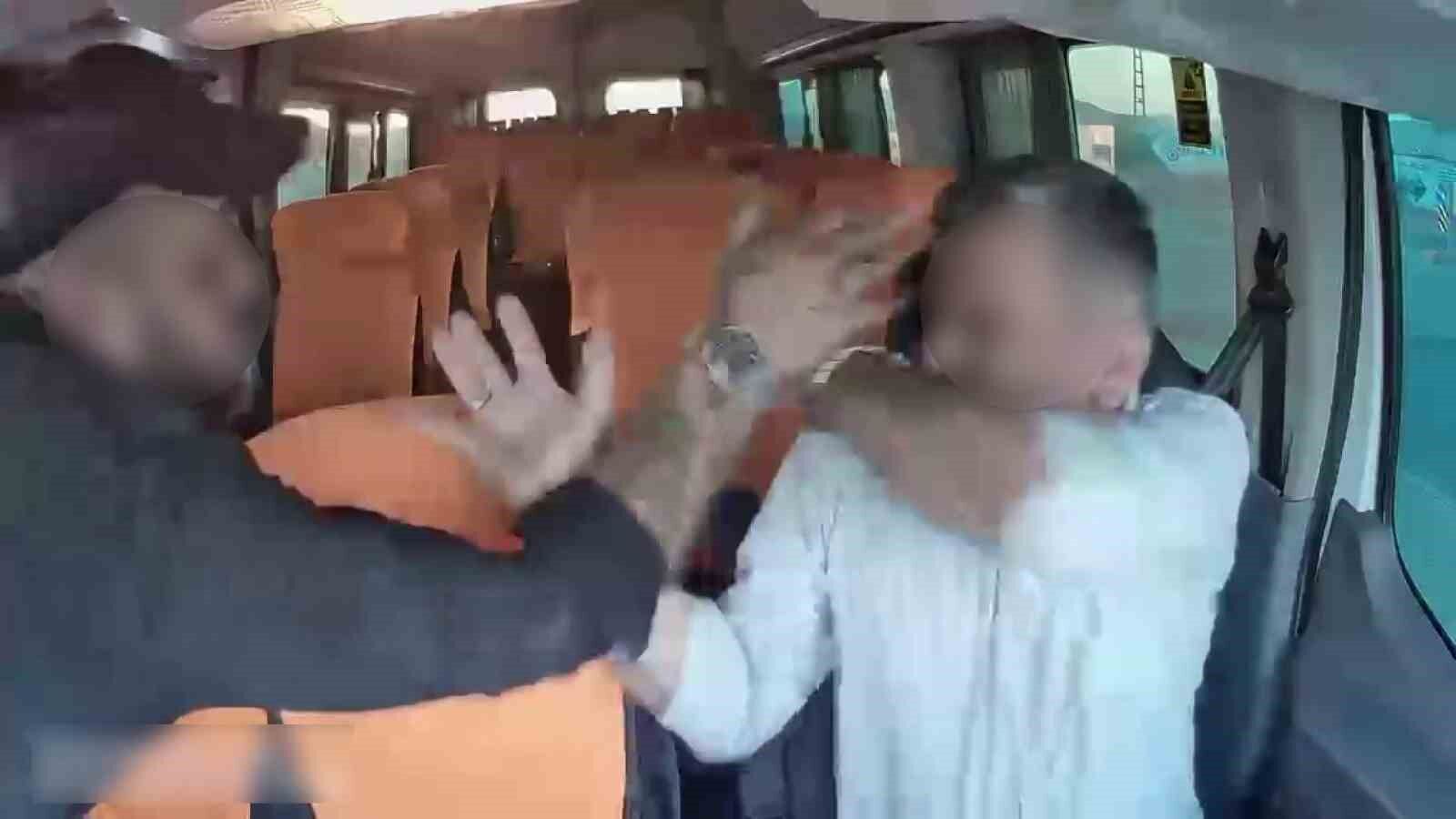 Durdurdukları sürücüyü defalarca yumrukladılar