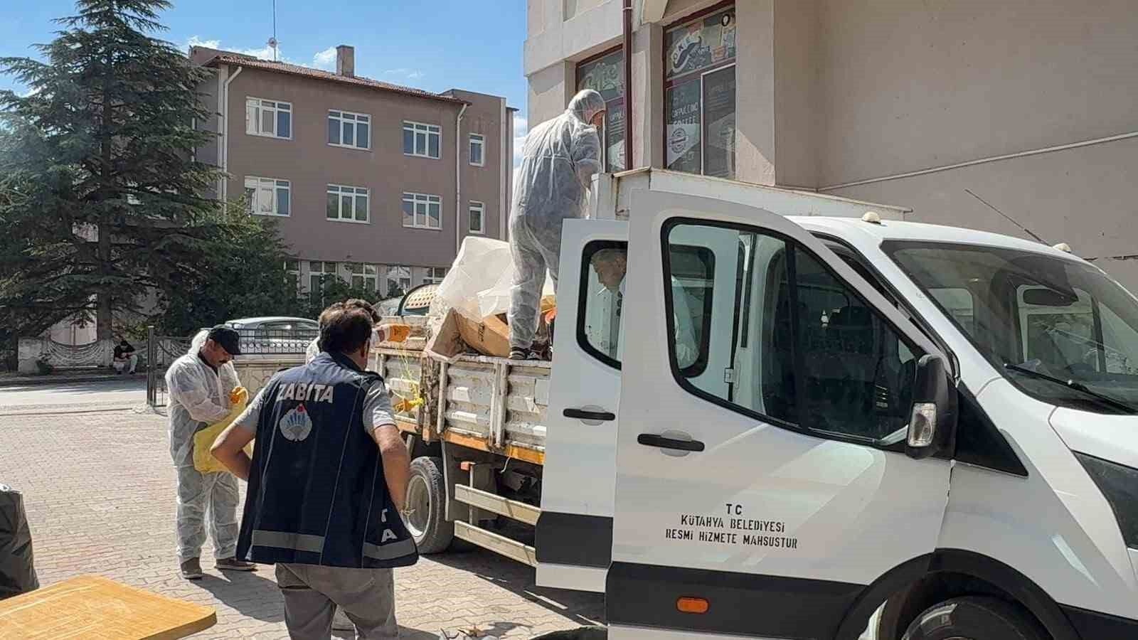 Kütahya'da emekli profesörün iki dairesinden tonlarca eşya ve çöp çıktı