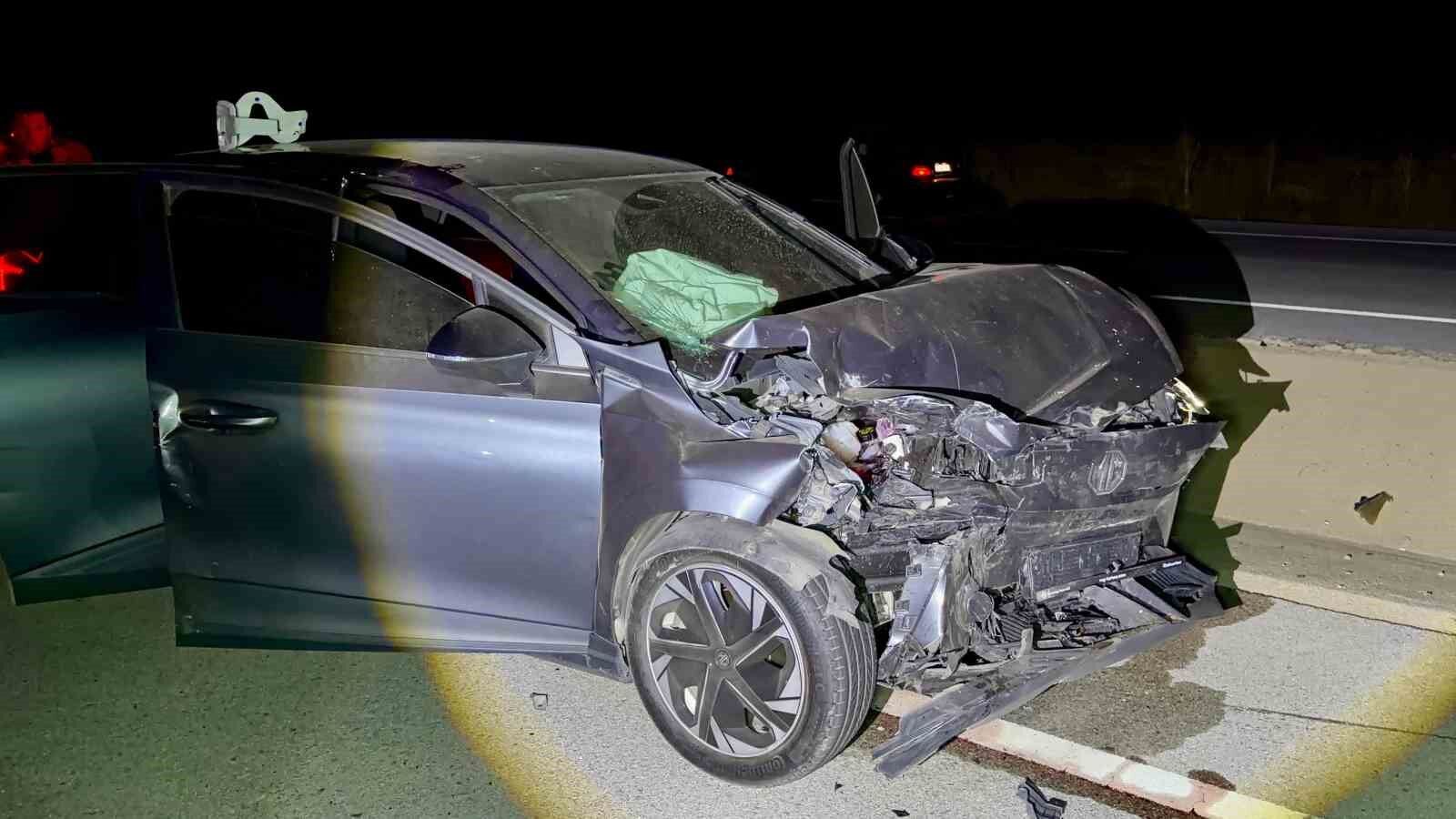 Otomobille hafif ticari araç çarpıştı:8 yaralı