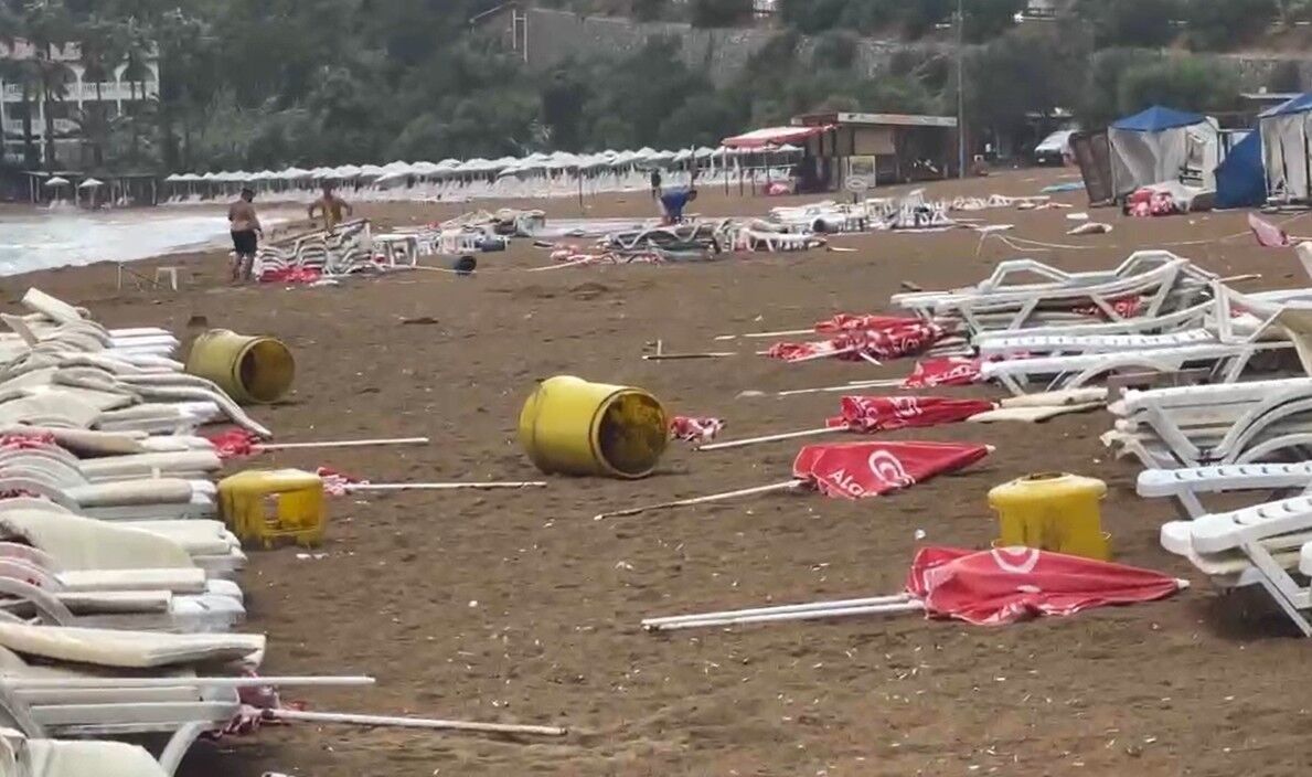 Alanya'da şiddetli rüzgar sahili savaş alanına çevirdi: Şezlonglar metrelerce sürüklendi