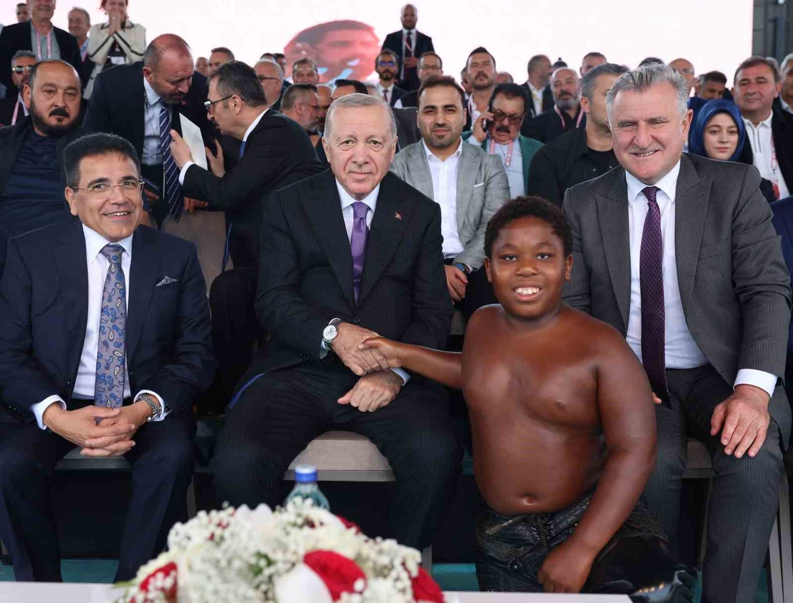 Cumhurbaşkanı Erdoğan'ın sohbet ettiği Tanzanyalı minik güreşçi, o anları anlattı