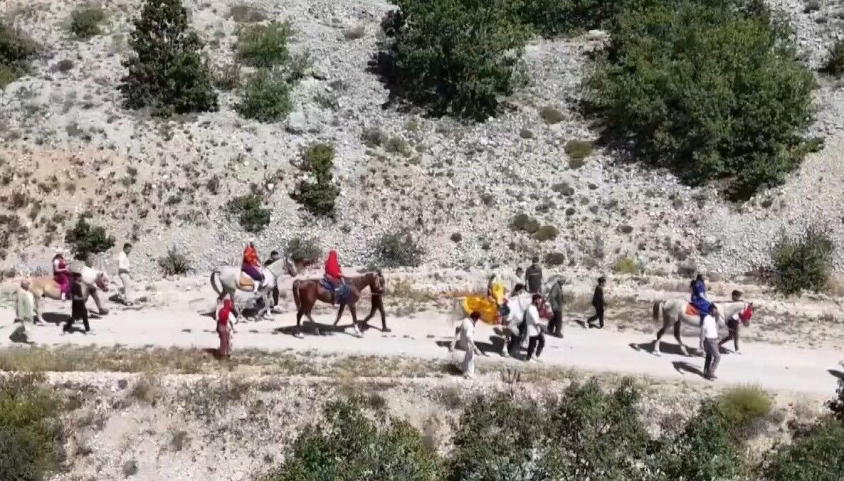 Erzincan'da asırlık gelenek atlı düğün alayıyla yaşatılıyor