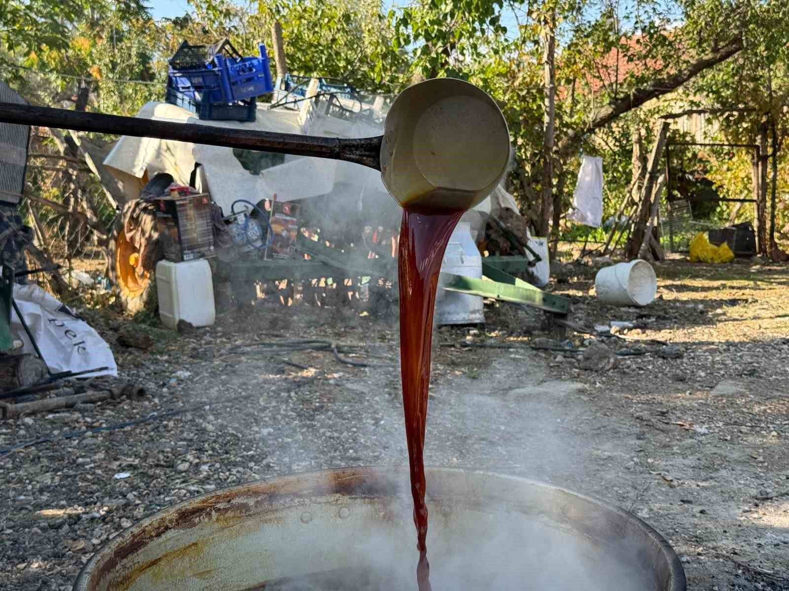 Eskişehir'de geleneksel yöntemlerle pekmez mesaisi