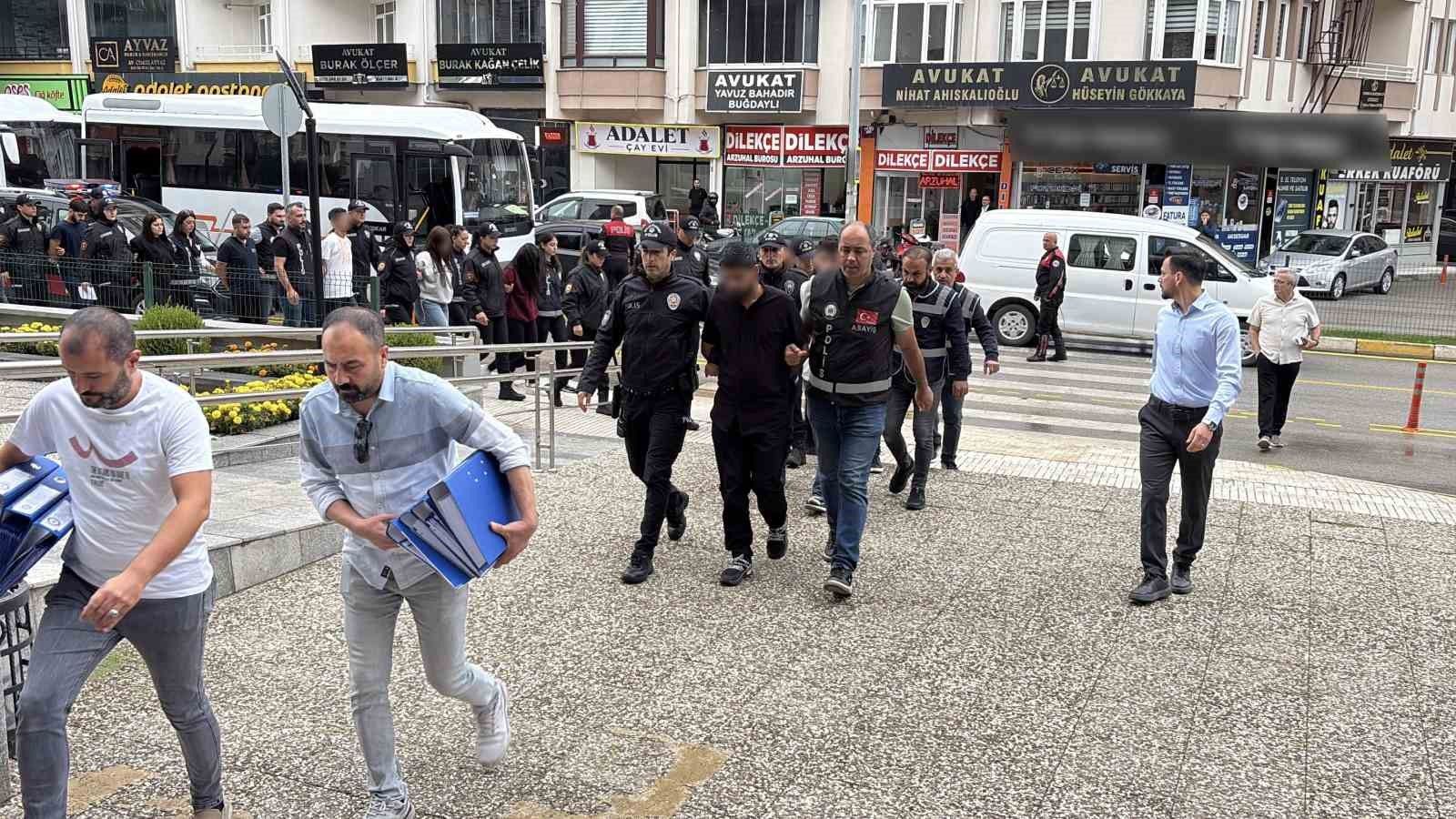 İnternetten araç satmak isteyenleri 'güvenli ödeme' tuzağıyla dolandıran şahıslara operasyon: 18 gözaltı