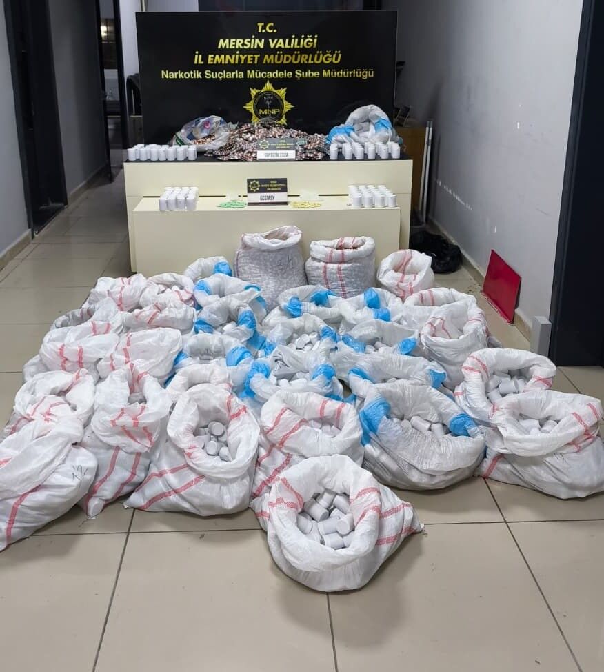 Mersin'de hastane otoparkındaki araçta 256 binden fazla sentetik ecza hap ele geçirildi: 4 gözaltı