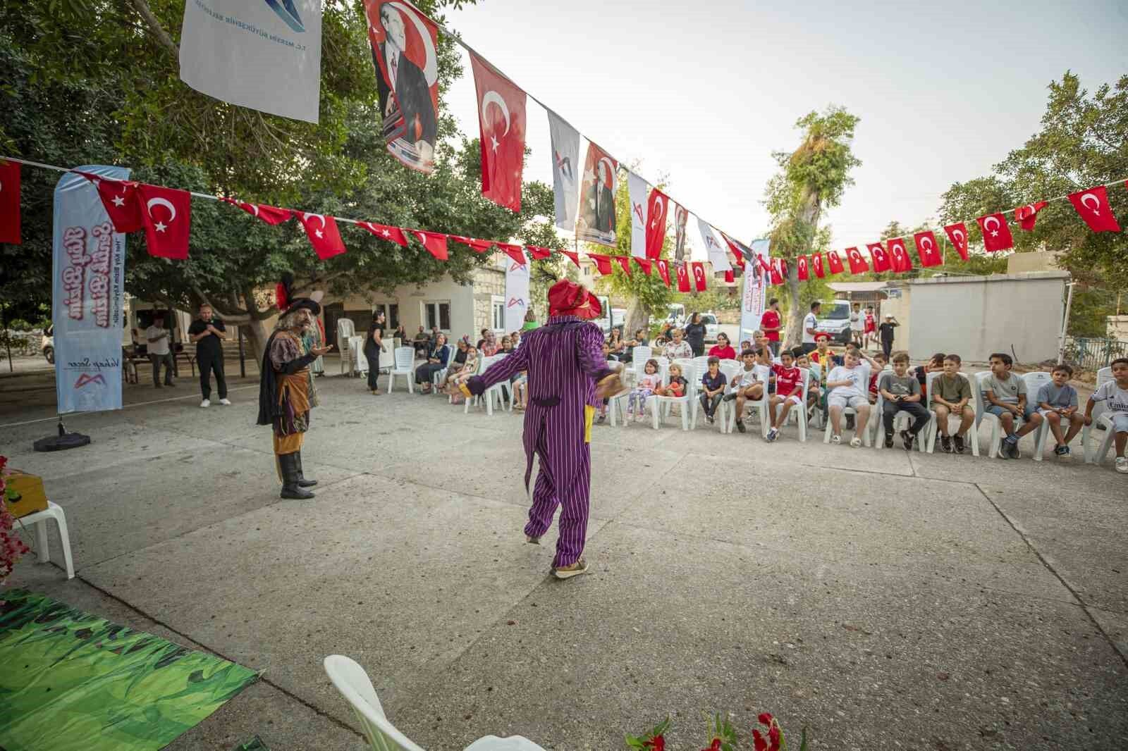 Mersin'de köy meydanı çocukların oyun alanına dönüştü