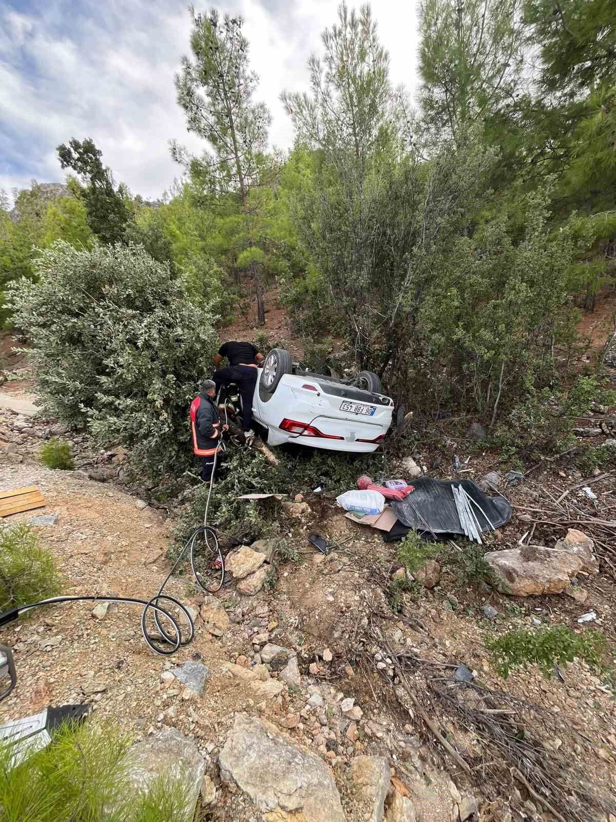 Mersin'de seyir halindeki otomobil devrildi: 1 ağır yaralı