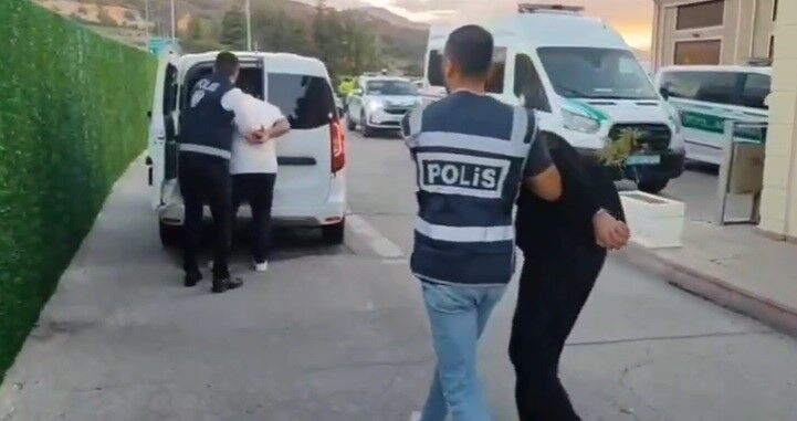 'Polis ve savcıyız' diyerek kandırdılar, altınlarla kaçarken yakalandılar
