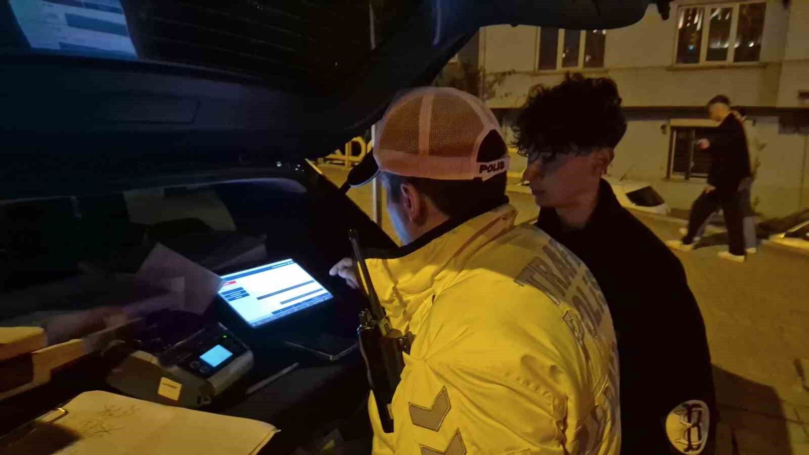 Polisin 'dur' ihtarına uymayıp kırmızı ışıkta makas atarak kaçan motosikletliye 353 bin lira ceza