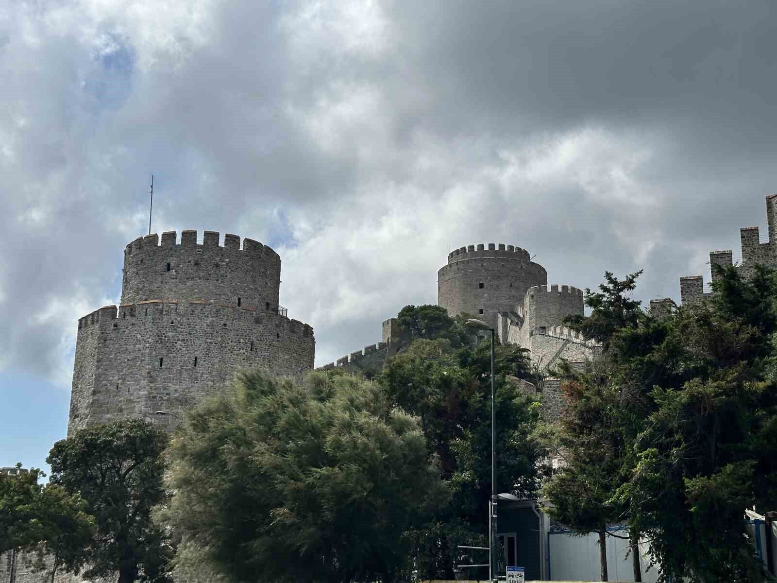 Rumeli Hisarı'ndaki bitmeyen restorasyona tepki: '90 günde yapıldı, 6,5 yıldır bitirilemiyor'